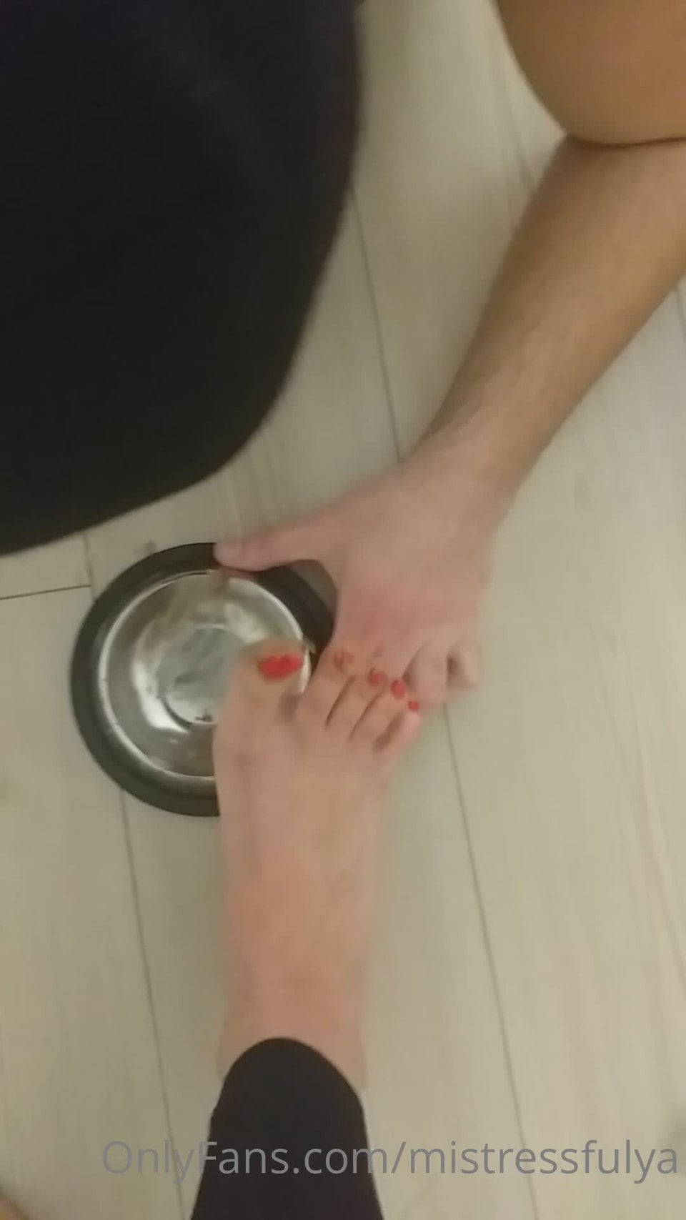 Ayaklarimla ezdigim besinleri tuketeceksin sadece...