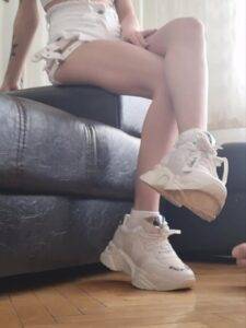 Ayakkabilarimi ve beyaz kirli coraplarimi temizliyor