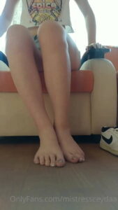 Corapsiz spor ayakkabi giyiyorum 1